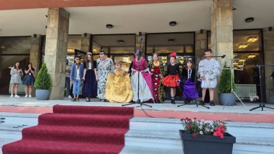 Детското ни театрално студио и Президента на Република България Г-жа Илиана Йотова 7